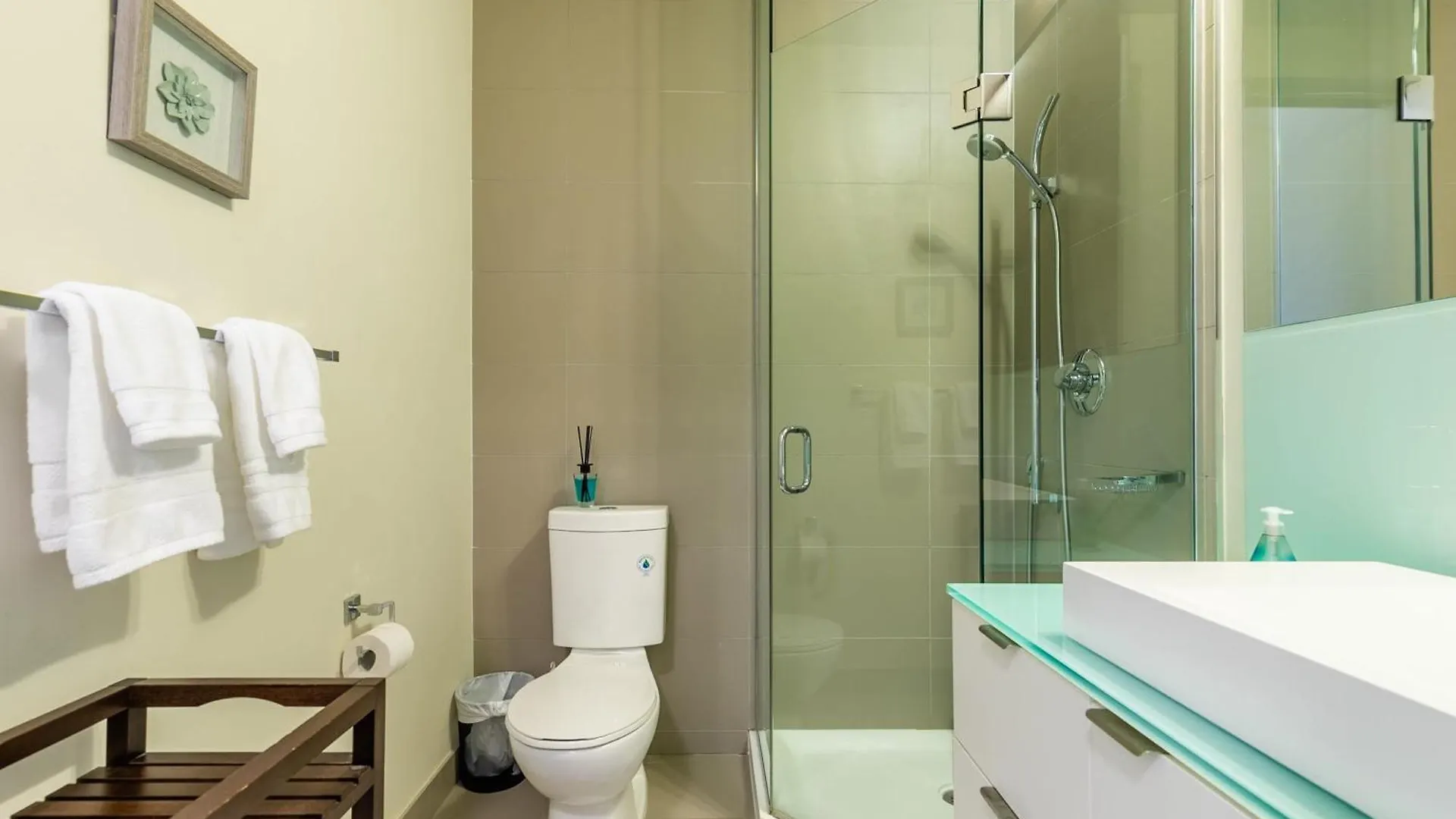 Loft Condo With Stunning Views Of Cn Tower Toronto Holiday home